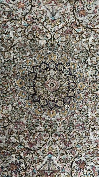TAPIS d'ORIENT.
Tapis en laine et soie à...