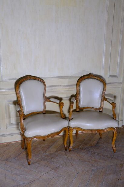 Paire de fauteuils cabriolets à dossier violoné...