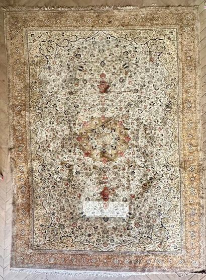 TAPIS D'ORIENT.
Tapis en laine et soie à...