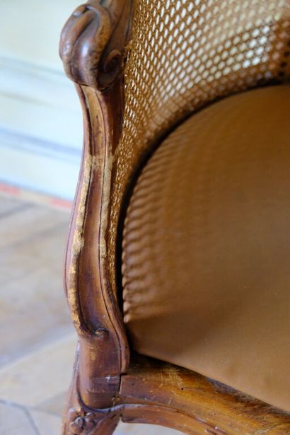 Fauteuil de bureau canné en hêtre mouluré...