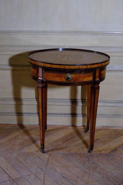 Petite table volante de forme ovale à décor...