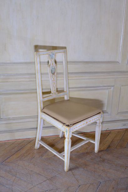 Chaise en bois relaqué blanc à dossier ajouré...