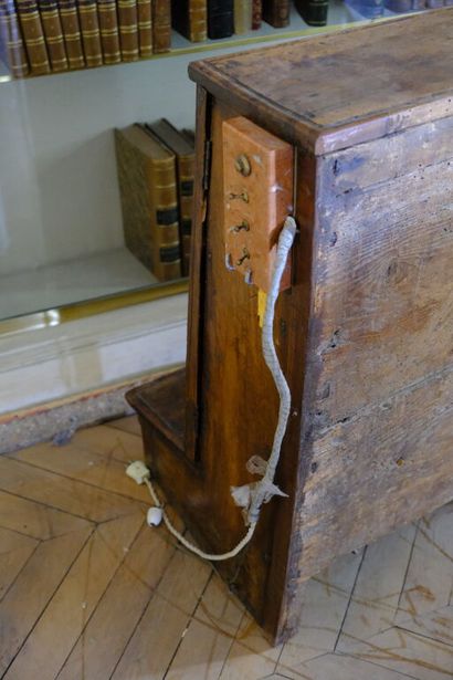 Prie dieu en noyer mouluré ouvrant par deux...