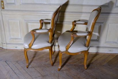 Paire de fauteuils cabriolets à dossier violoné...