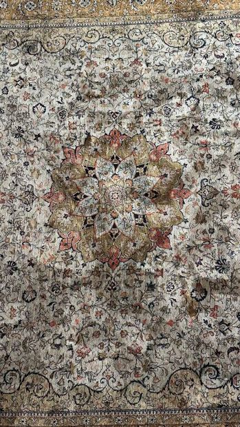 TAPIS D'ORIENT.
Tapis en laine et soie à...
