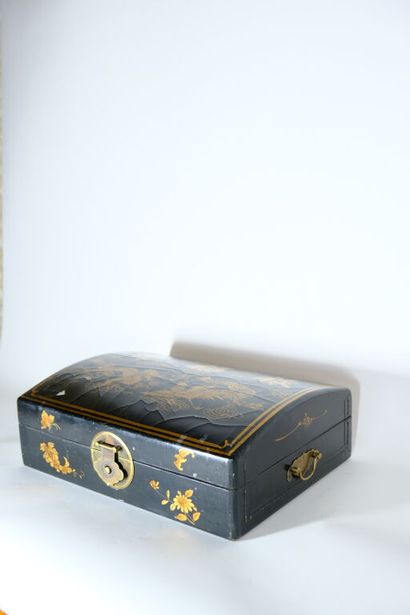 CHINE.
Coffret laqué noir et or, les anses...