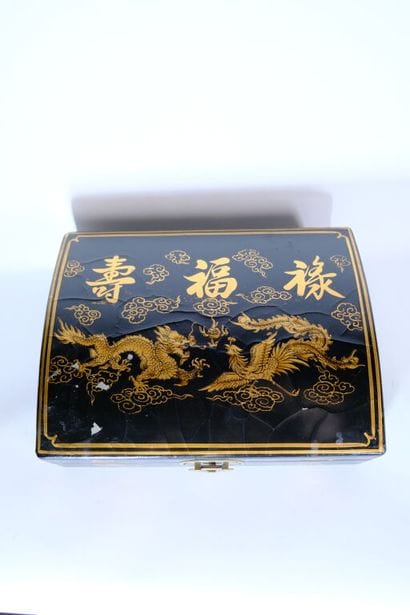 CHINE.
Coffret laqué noir et or, les anses...