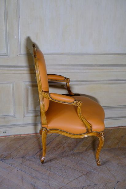 Fauteuil cabriolet à dossier droit en bois...