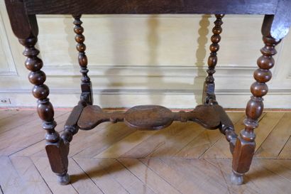 Ensemble en chêne ciré comprenant: 
- Une...