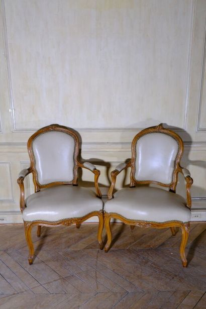 Paire de fauteuils cabriolets à dossier violoné...