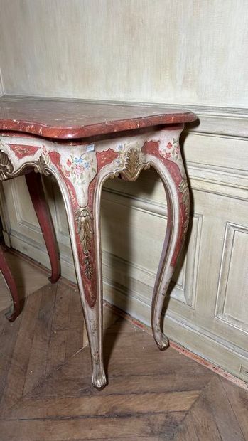 Console de forme chantournée en bois sculpté...