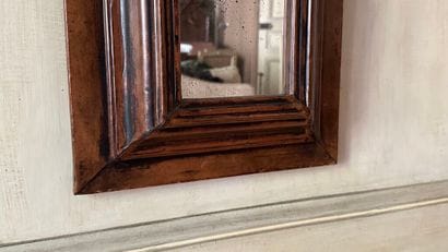 Miroir étroit dans un encadrement en bois...