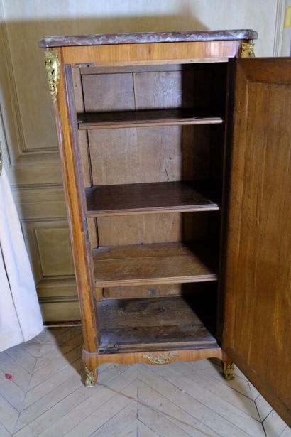 Armoire à hauteur d'appui en placage de bois...