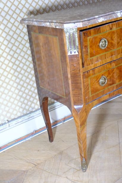Petite commode en placage de bois de rose...