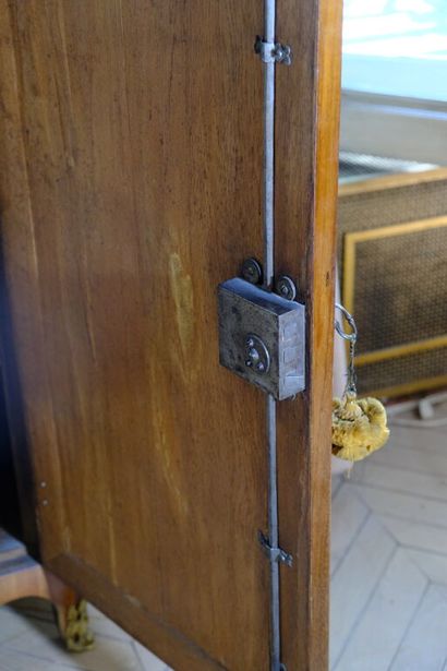 Armoire à hauteur d'appui en placage de bois...