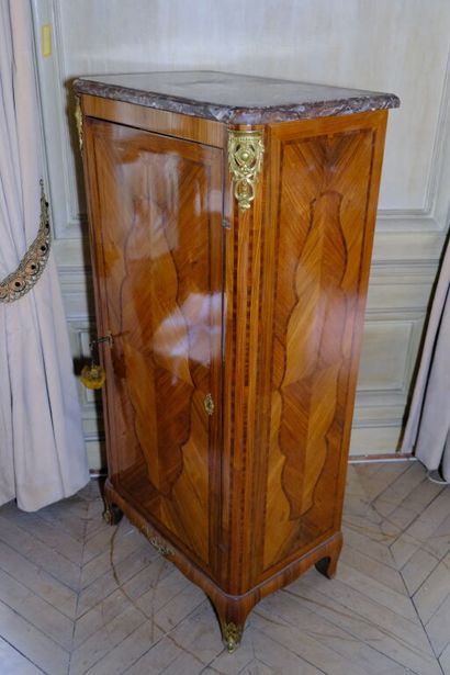 Armoire à hauteur d'appui en placage de bois...