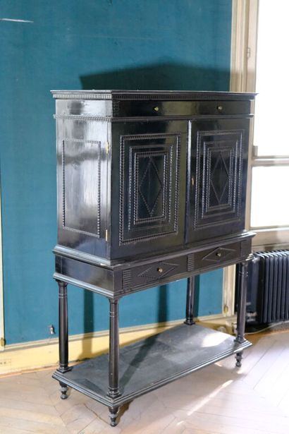 Cabinet à hauteur d'appui de forme architecturée...