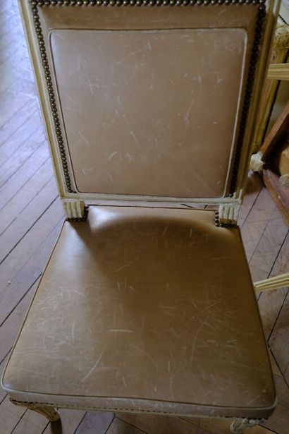 Suite de quatre chaises à assises basses...