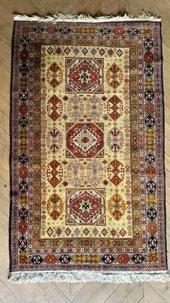 TAPIS d'ORIENT.
Tapis en laine et soie à...