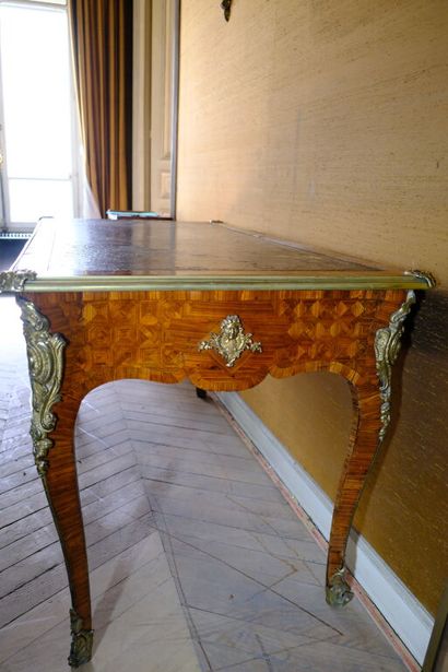 Bureau plat rectangulaire à décor marqueté...