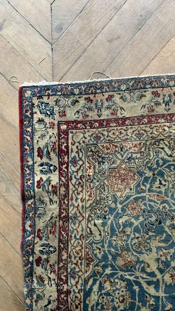 TAPIS d'ORIENT.
Tapis en laine et soie à...