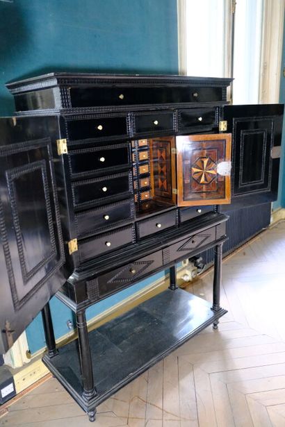 Cabinet à hauteur d'appui de forme architecturée...