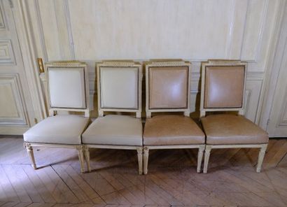 Suite de quatre chaises à assises basses...