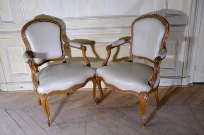 Paire de fauteuils cabriolets à dossier violoné...