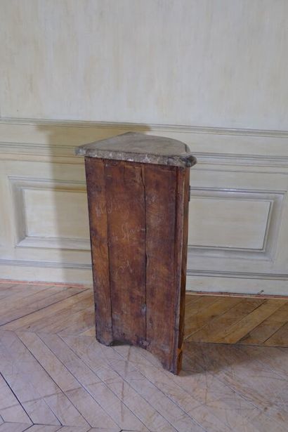 Encoignure à deux vantaux en placage de palissandre...