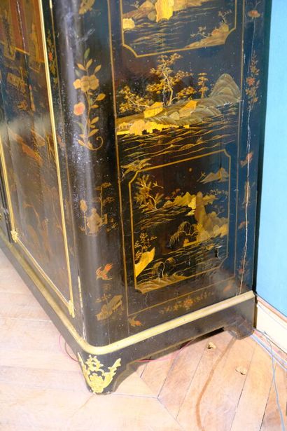 Armoire à décor de panneaux en laque européenne...