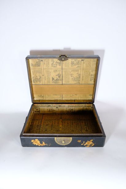 CHINE.
Coffret laqué noir et or, les anses...