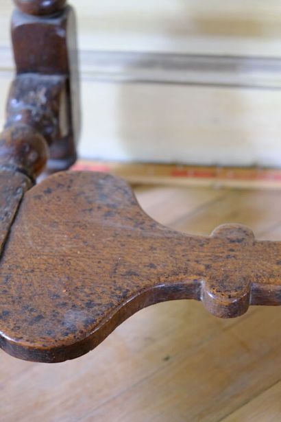 Ensemble en chêne ciré comprenant: 
- Une...