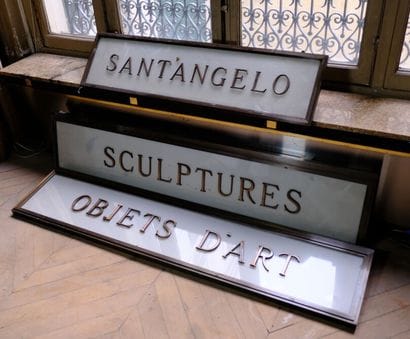 Ensemble de trois enseignes en verre et métal...