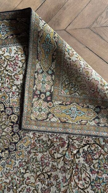 TAPIS d'ORIENT.
Tapis en laine et soie à...