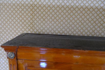 Petite armoire en acajou et placage d'acajou...