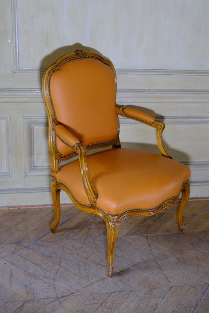 Fauteuil cabriolet à dossier droit en bois...