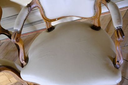 Paire de fauteuils cabriolets à dossier violoné...