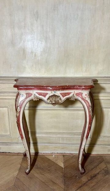 Console de forme chantournée en bois sculpté...