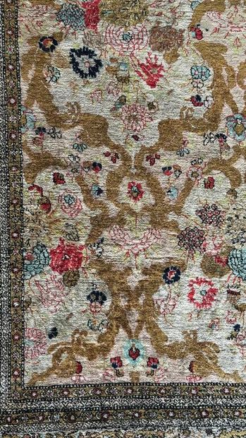 TAPIS d'ORIENT, Iran.
Tapis en laine et soie...