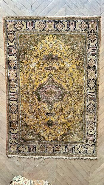 TAPIS d'ORIENT, Iran.
Tapis en laine et soie...