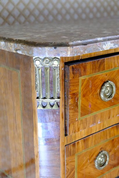 Petite commode en placage de bois de rose...