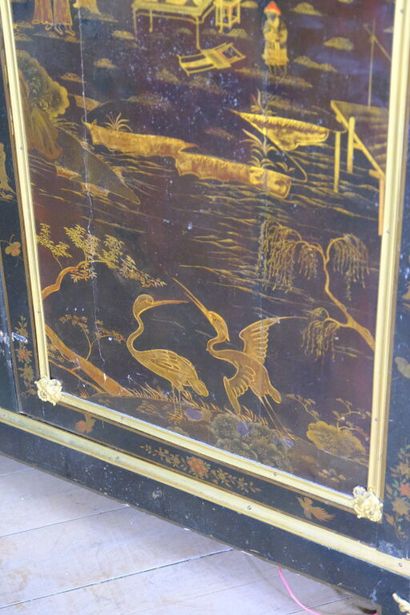 Armoire à décor de panneaux en laque européenne...