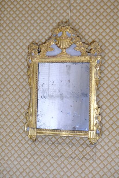 Glace rectangulaire, l'encadrement en bois...