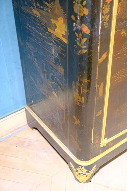 Armoire à décor de panneaux en laque européenne...