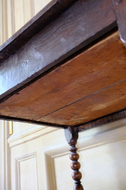Ensemble en chêne ciré comprenant: 
- Une...