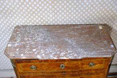 Petite commode en placage de bois de rose...