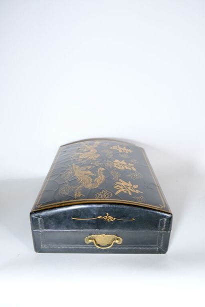 CHINE.
Coffret laqué noir et or, les anses...