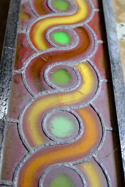 Vitrail moderne longiligne en verre et métal...