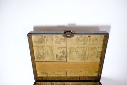 CHINE.
Coffret laqué noir et or, les anses...