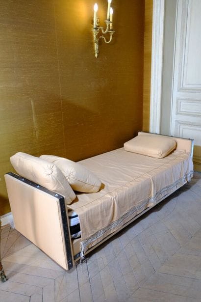 Lit de repos, les accotoirs et montants en...